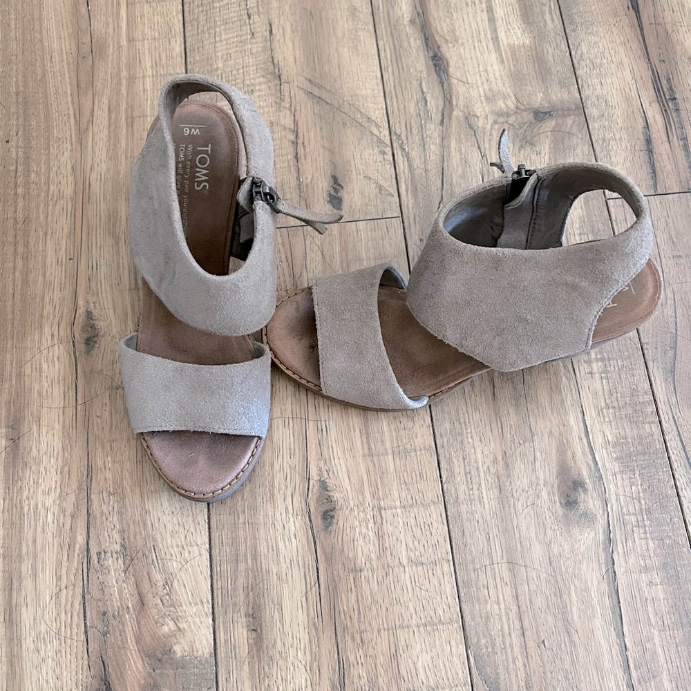 Tom’s beige sandal heel